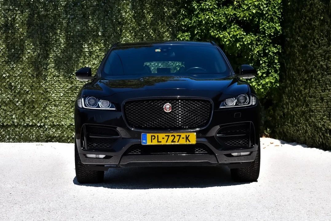 2017 Jaguar F-Pace - Image 3 of 30