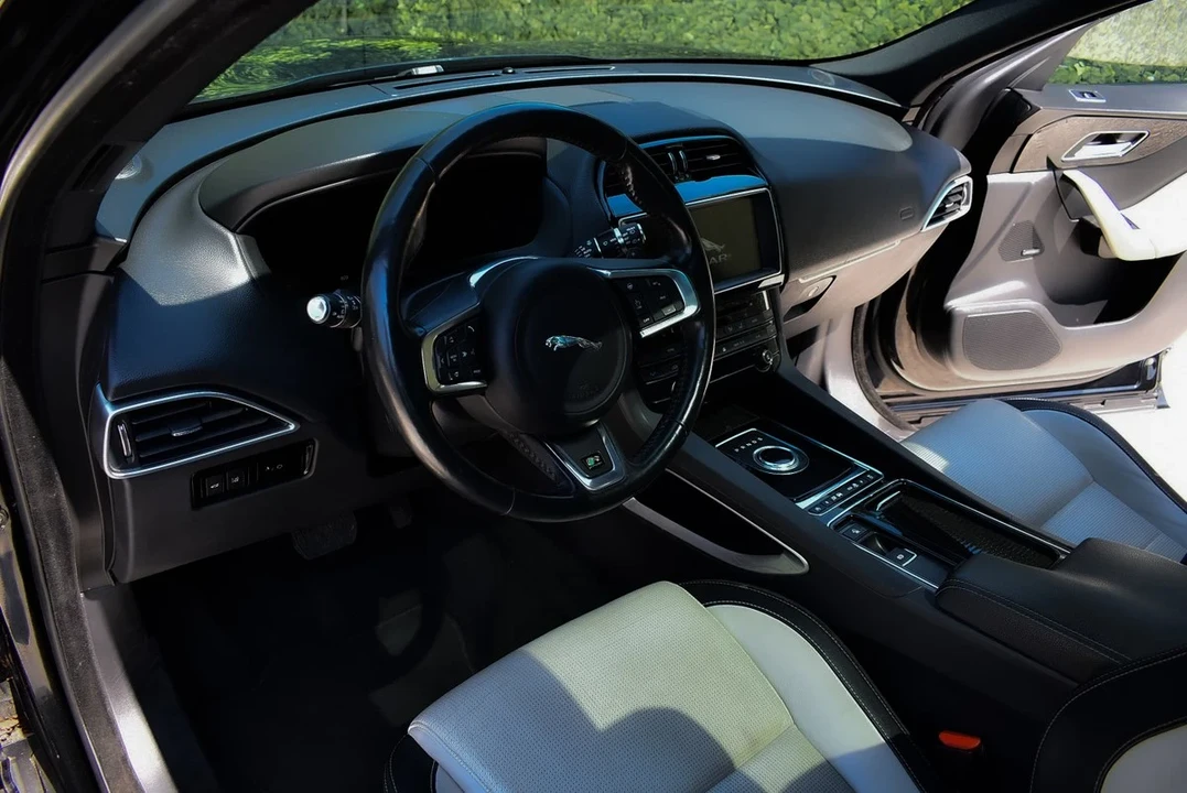 2017 Jaguar F-Pace - Image 21 of 30
