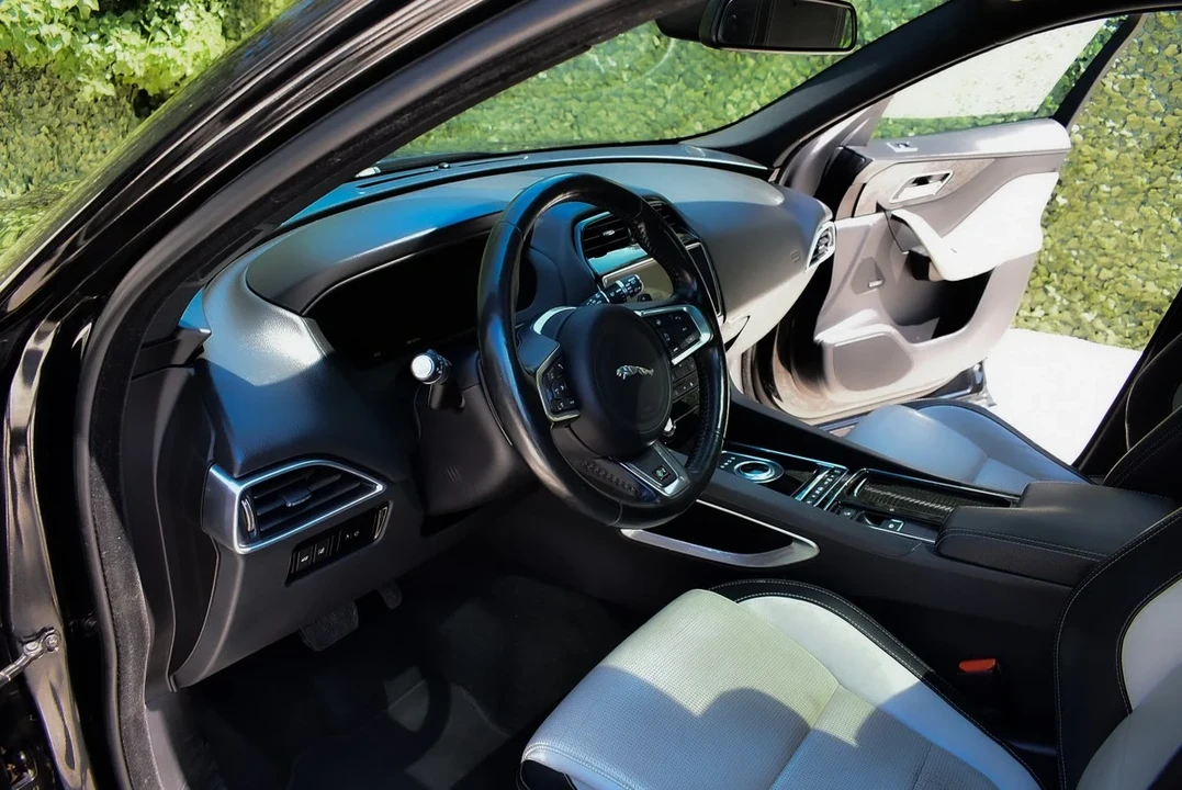 2017 Jaguar F-Pace - Image 22 of 30