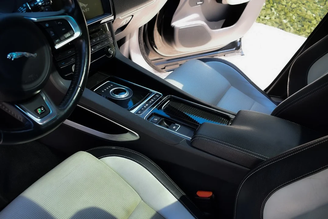 2017 Jaguar F-Pace - Image 23 of 30