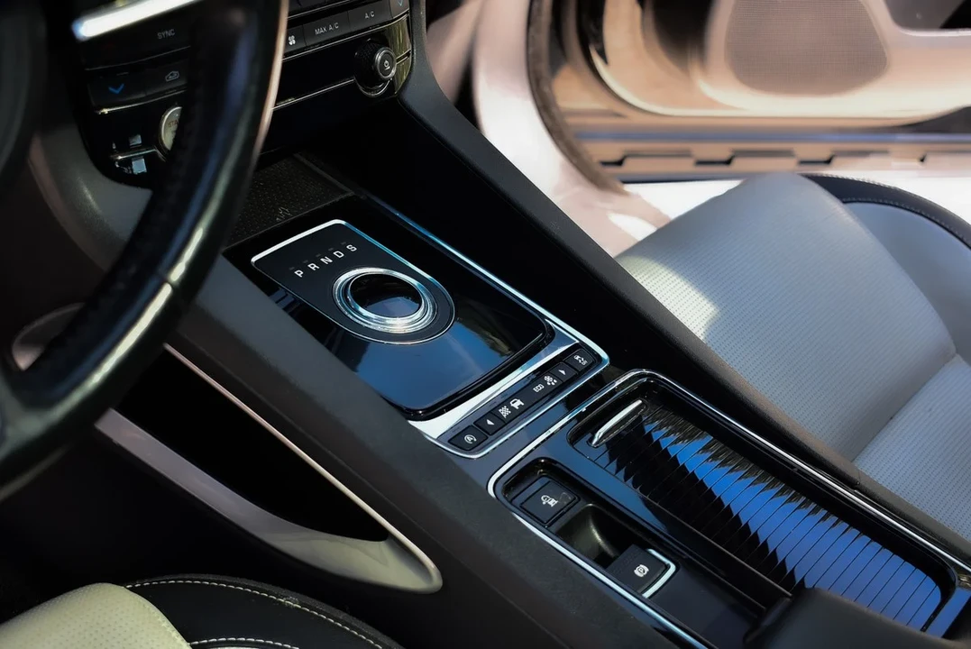 2017 Jaguar F-Pace - Image 24 of 30