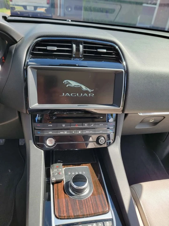 2017 Jaguar F-Pace - Image 8 of 10