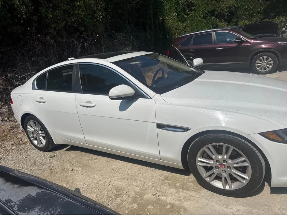 2017 Jaguar XE - Image 4 of 6