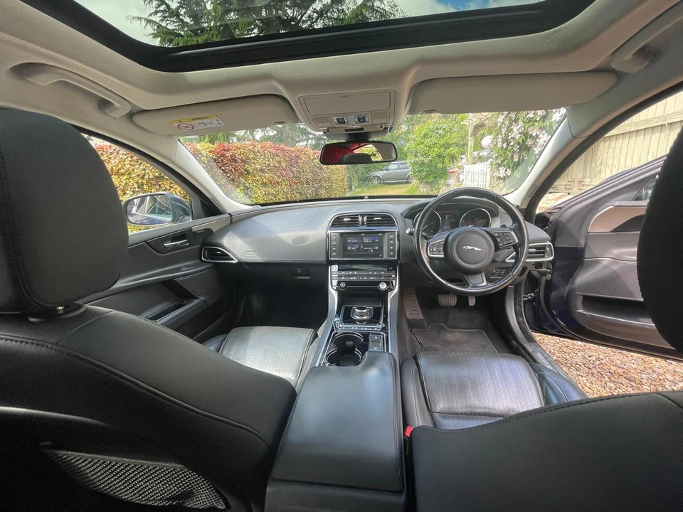 2017 Jaguar XE - Image 16 of 30