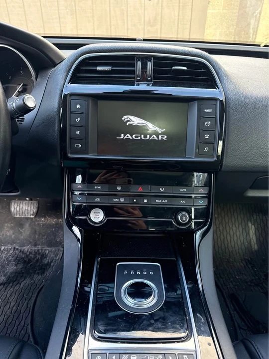 2017 Jaguar XE - Image 7 of 9