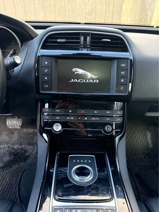 2017 Jaguar XE - Image 7 of 9