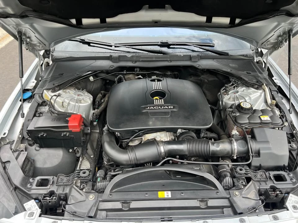 2017 Jaguar XE - Image 5 of 8