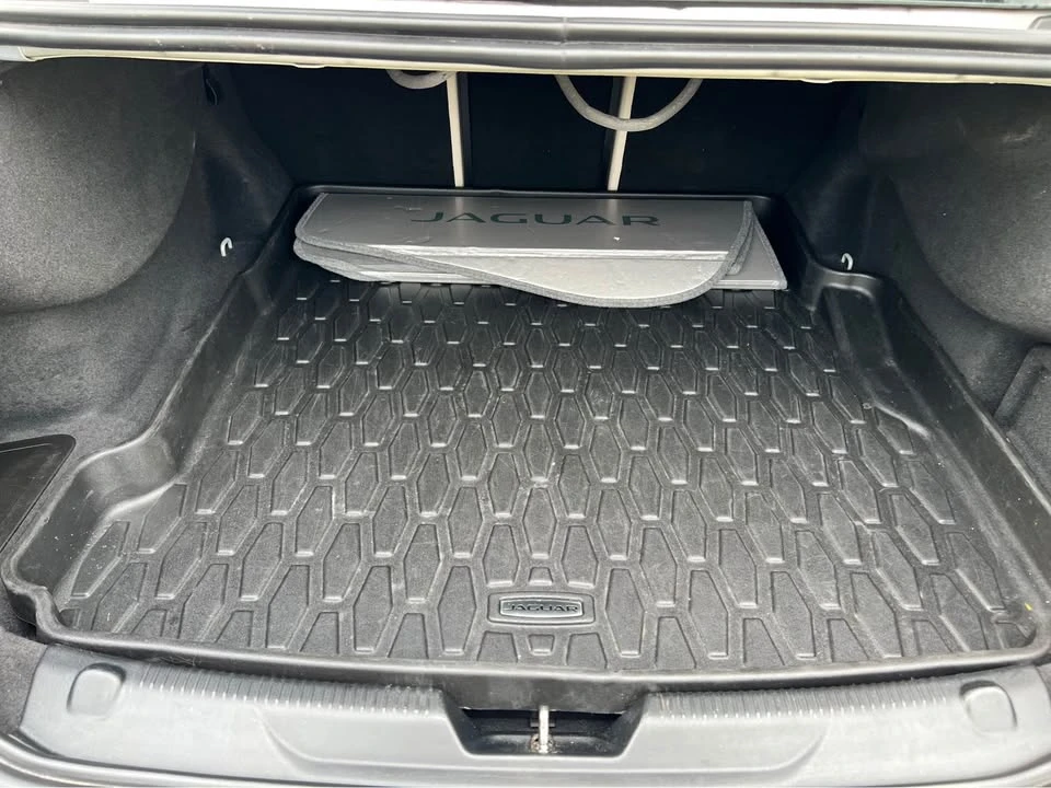 2017 Jaguar XE - Image 6 of 8