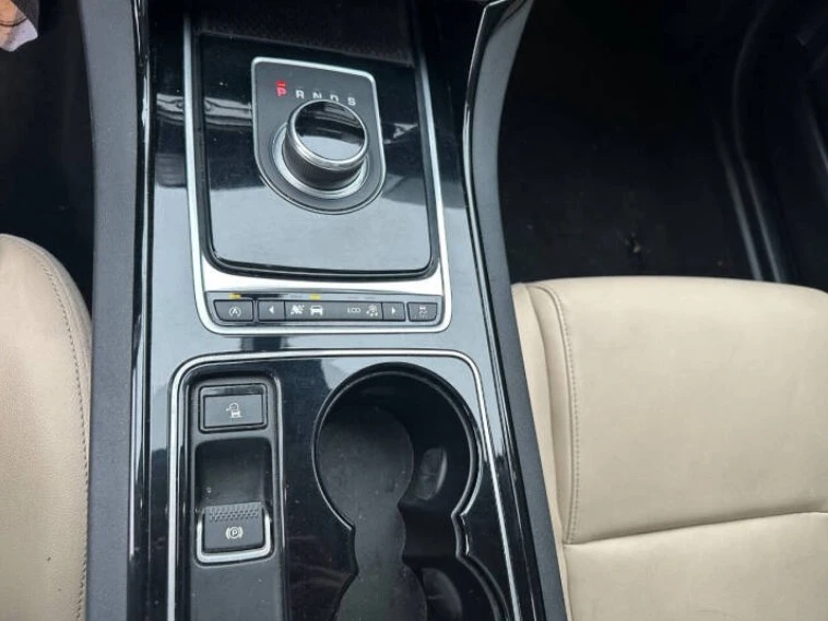 2017 Jaguar XE - Image 9 of 11