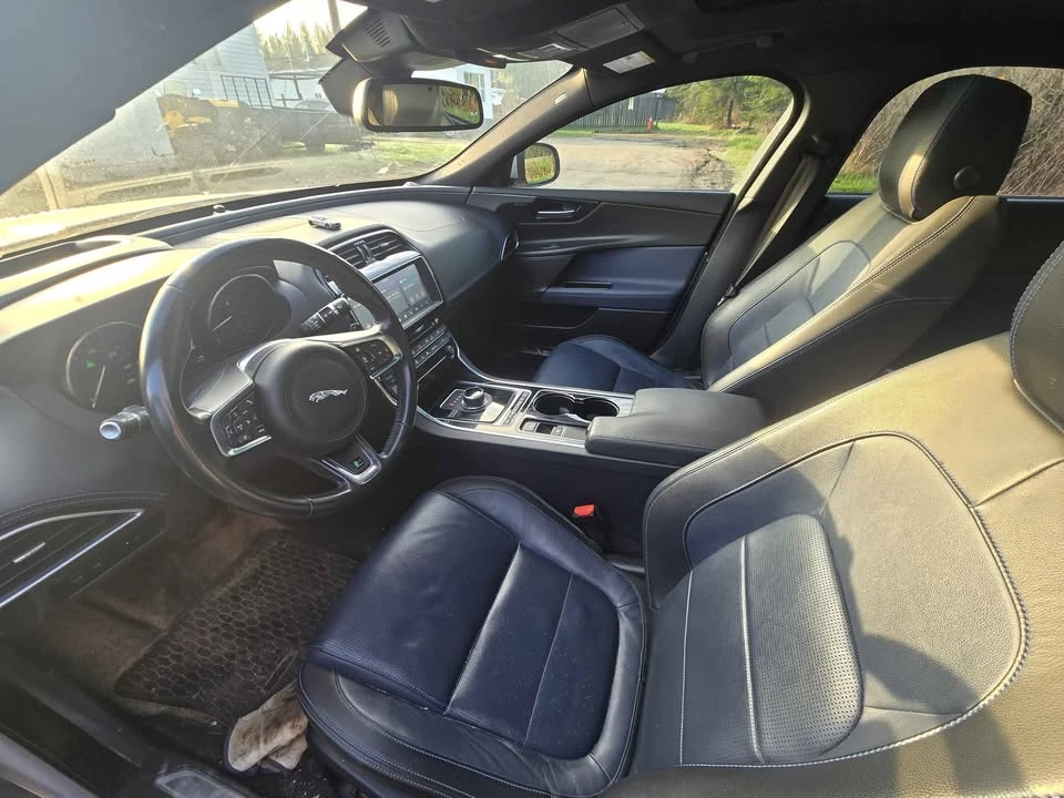 2017 Jaguar XE - Image 9 of 10