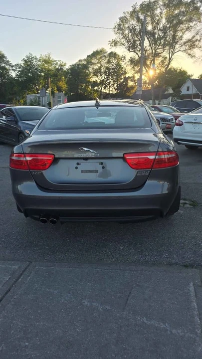 2017 Jaguar XE - Image 5 of 8