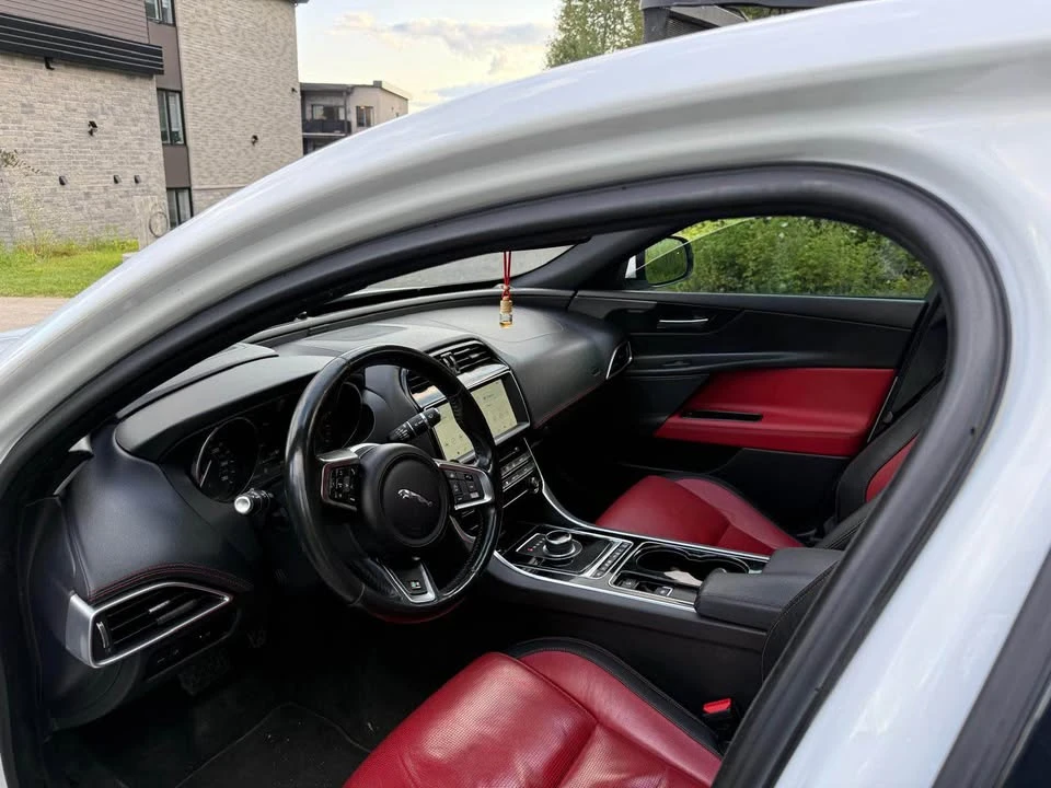 2017 Jaguar XE - Image 6 of 9