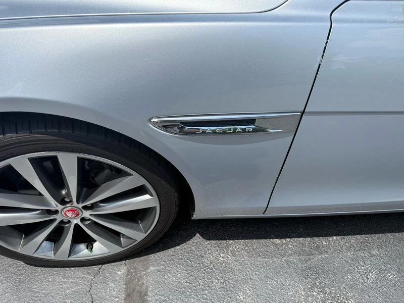 2017 Jaguar XE - Image 4 of 14