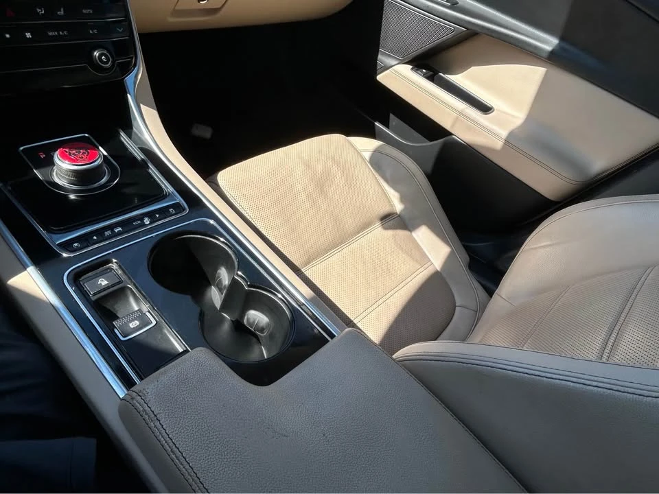 2017 Jaguar XE - Image 3 of 10