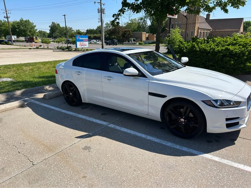 2017 Jaguar XE - Image 5 of 10