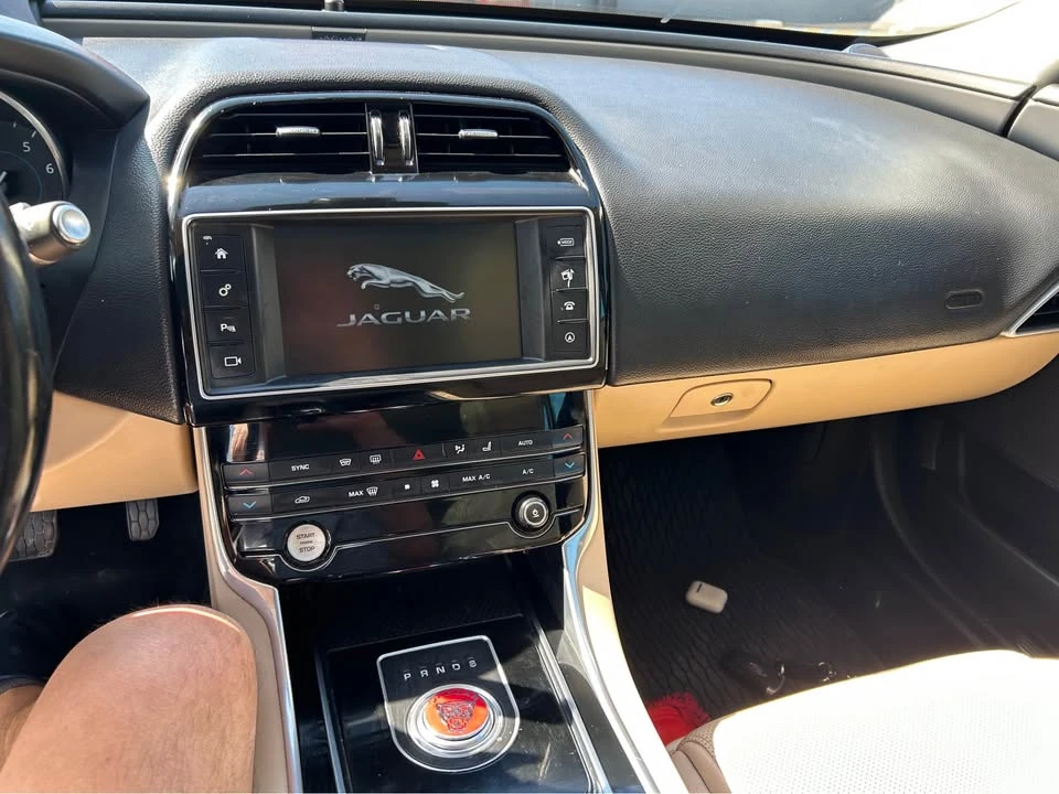 2017 Jaguar XE - Image 4 of 10
