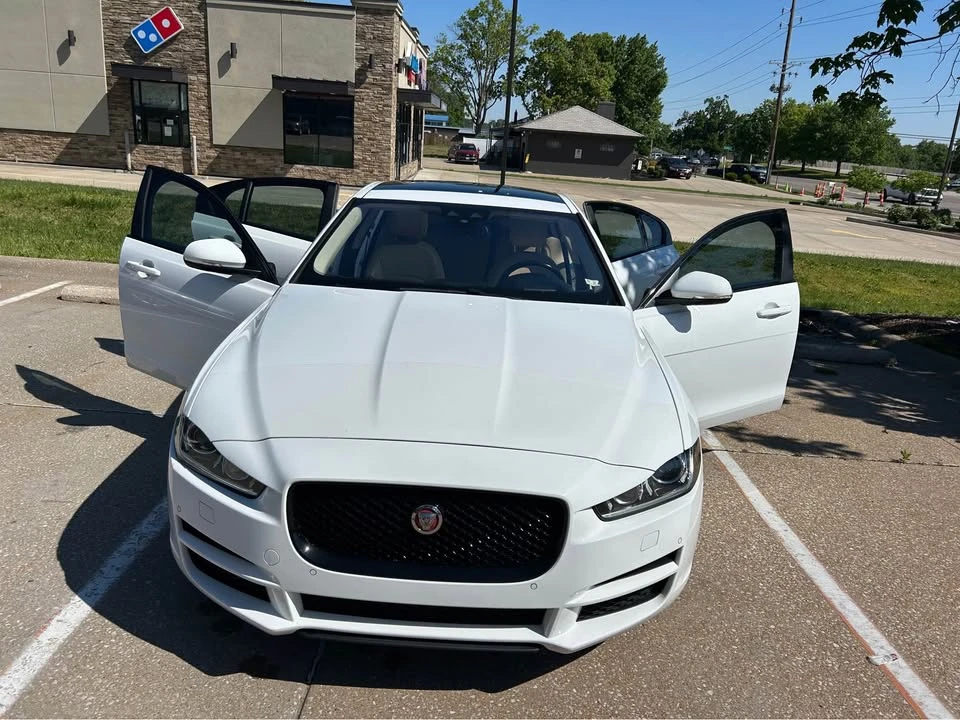 2017 Jaguar XE - Image 7 of 10