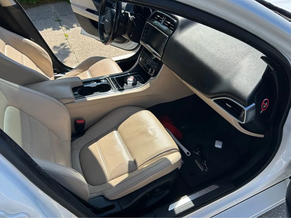 2017 Jaguar XE - Image 9 of 10
