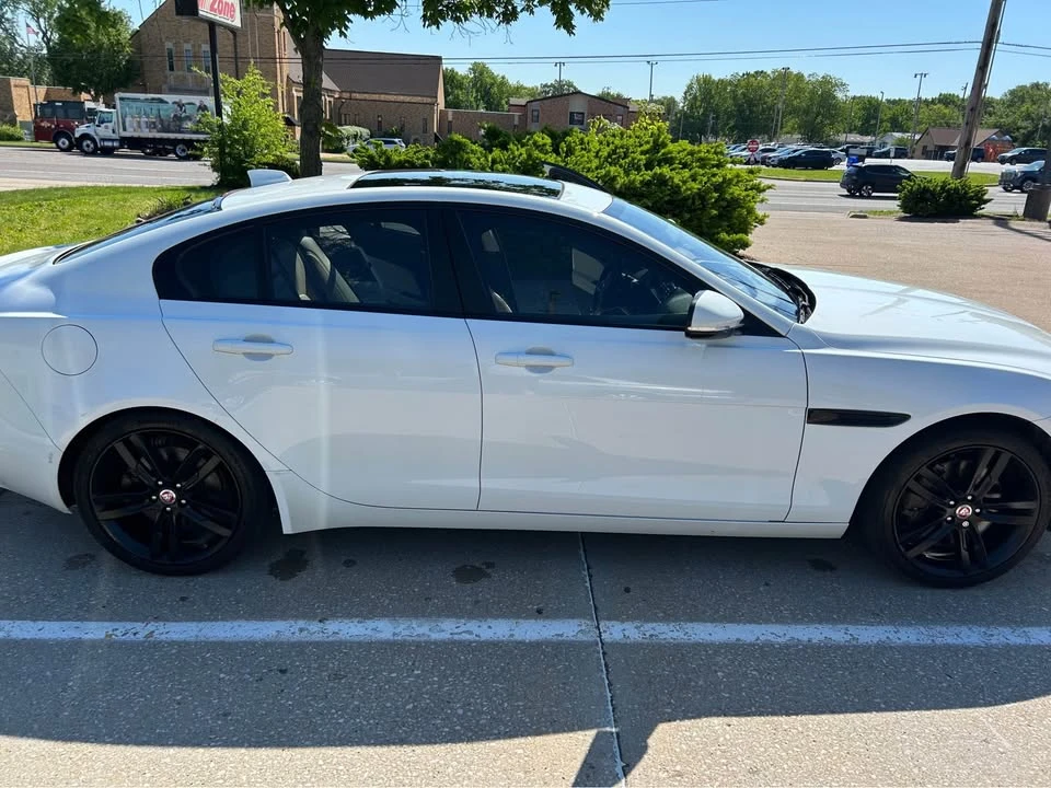 2017 Jaguar XE - Image 6 of 10