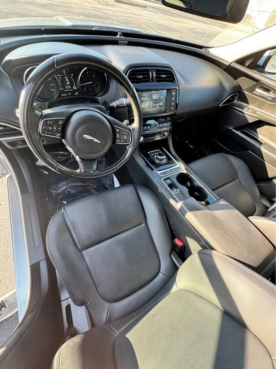 2017 Jaguar XE - Image 5 of 10
