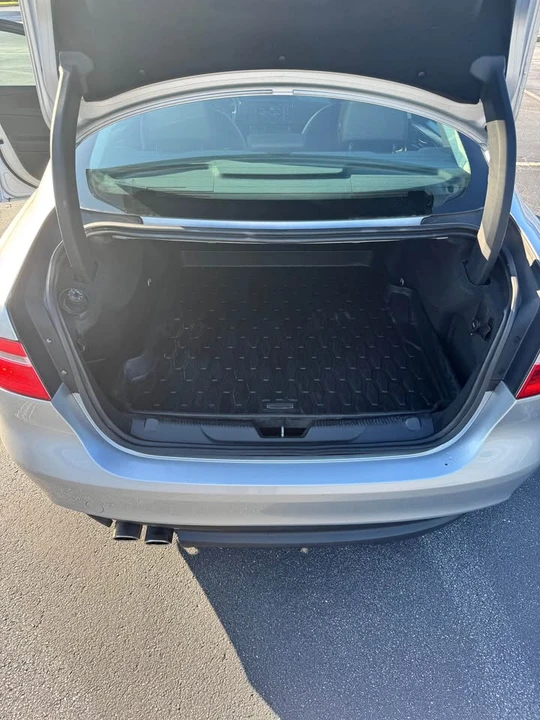 2017 Jaguar XE - Image 9 of 10