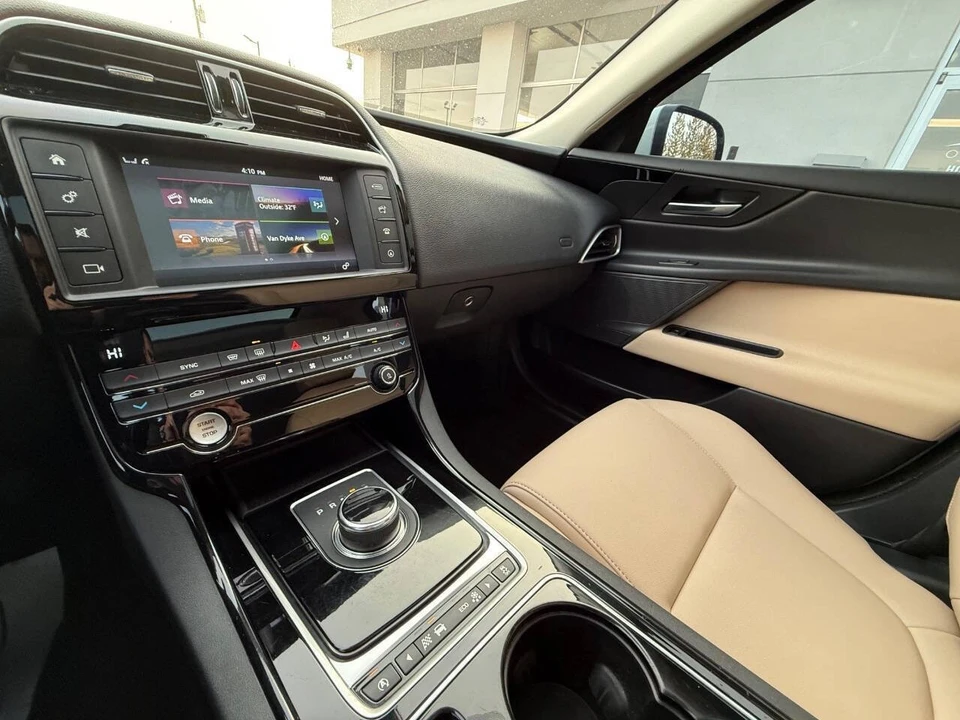 2017 Jaguar XE - Image 20 of 21