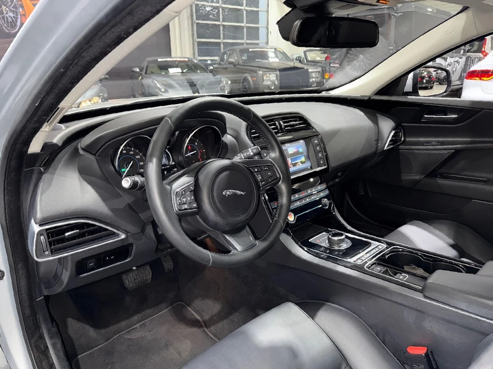2017 Jaguar XE - Image 8 of 12