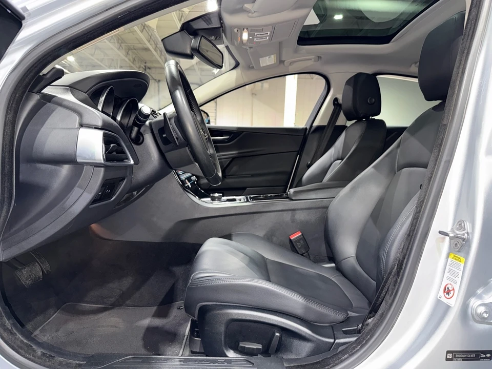 2017 Jaguar XE - Image 11 of 12