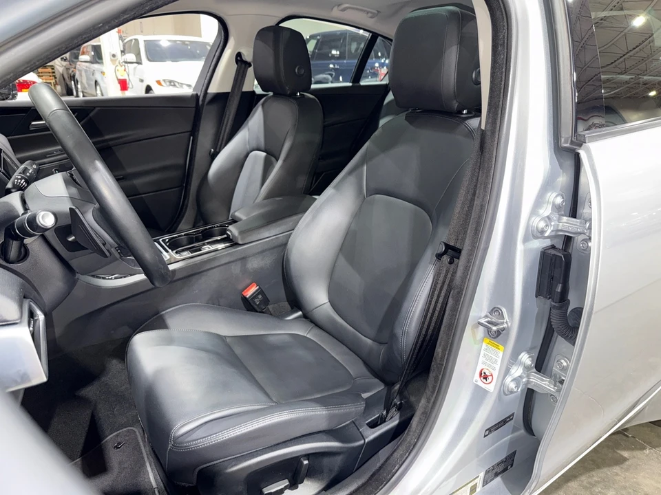 2017 Jaguar XE - Image 10 of 12