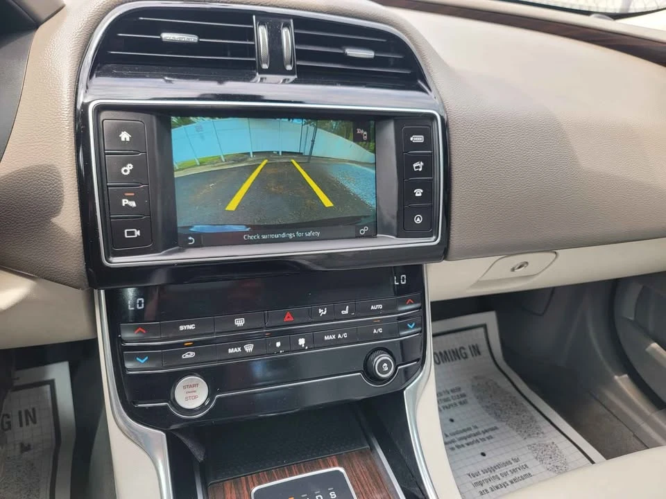 2017 Jaguar XE - Image 10 of 15