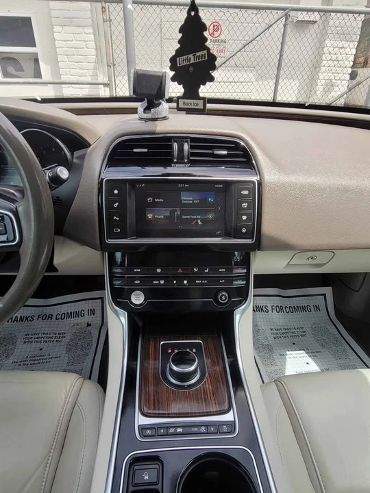 2017 Jaguar XE - Image 6 of 15
