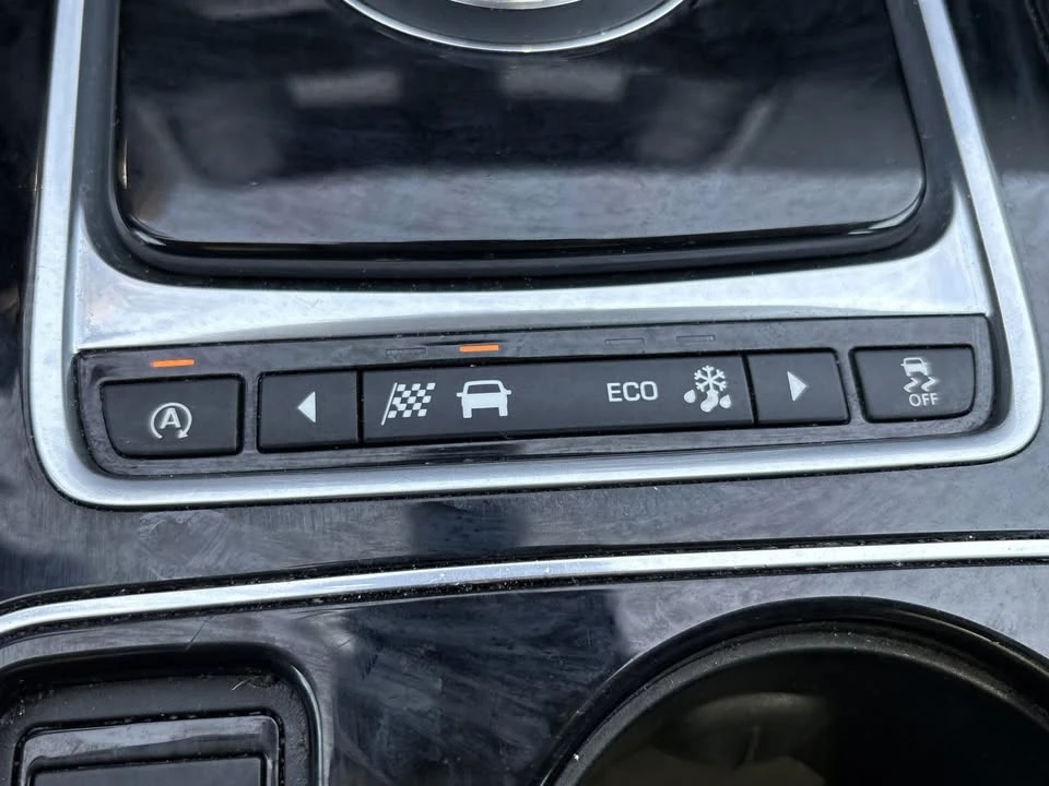 2017 Jaguar XE - Image 8 of 20
