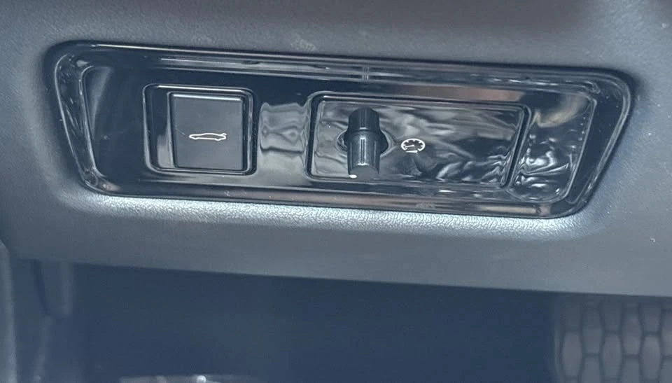 2017 Jaguar XE - Image 13 of 20