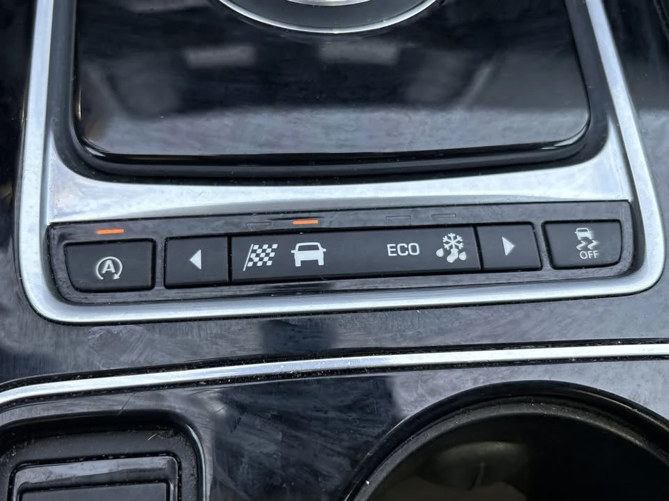 2017 Jaguar XE - Image 14 of 20