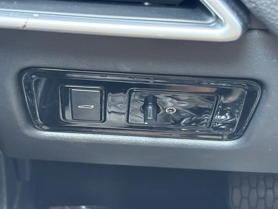 2017 Jaguar XE - Image 13 of 20