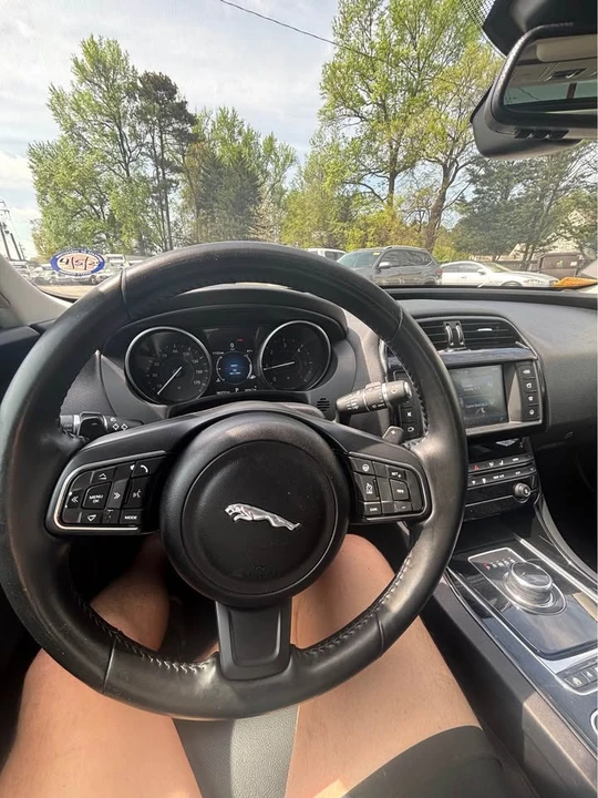 2017 Jaguar XE - Image 7 of 18