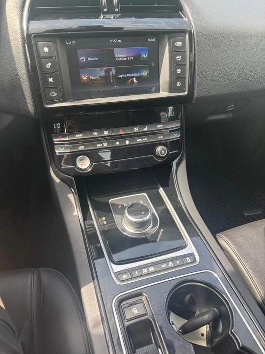 2017 Jaguar XE - Image 10 of 18