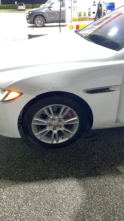 2017 Jaguar XE - Image 6 of 8