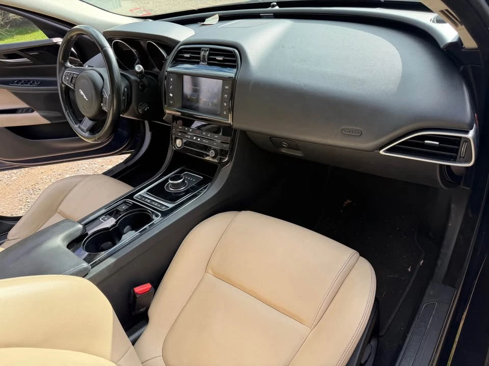 2017 Jaguar XE - Image 4 of 5