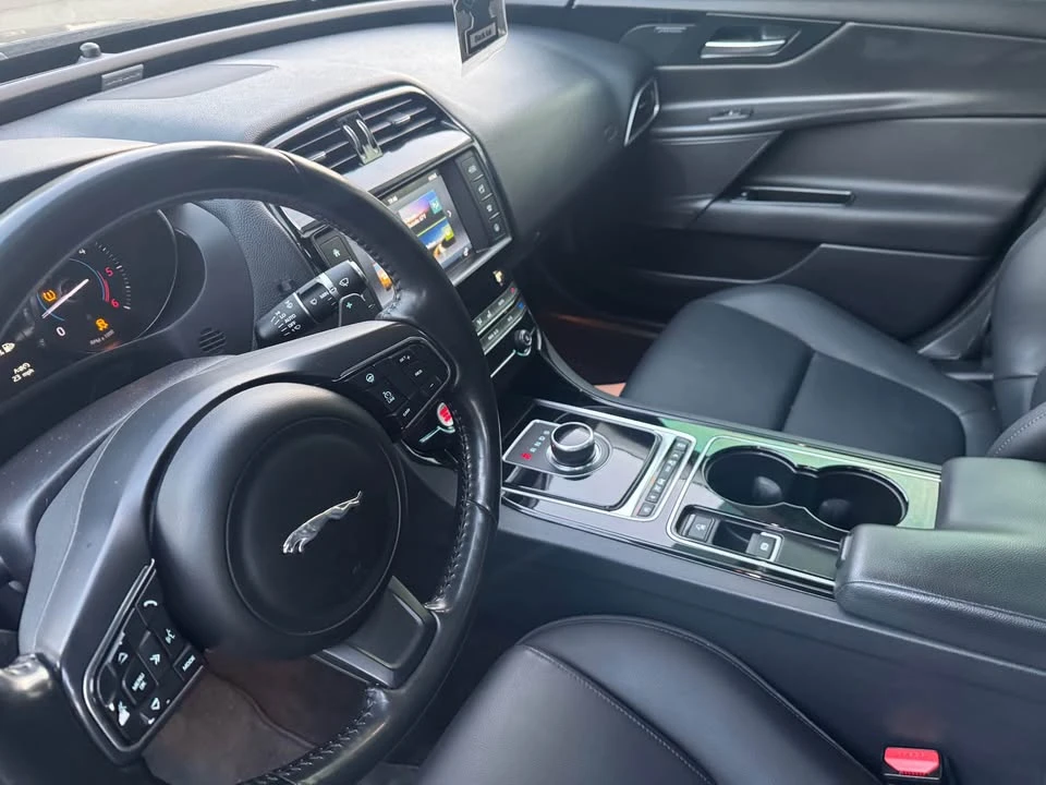 2017 Jaguar XE - Image 6 of 8