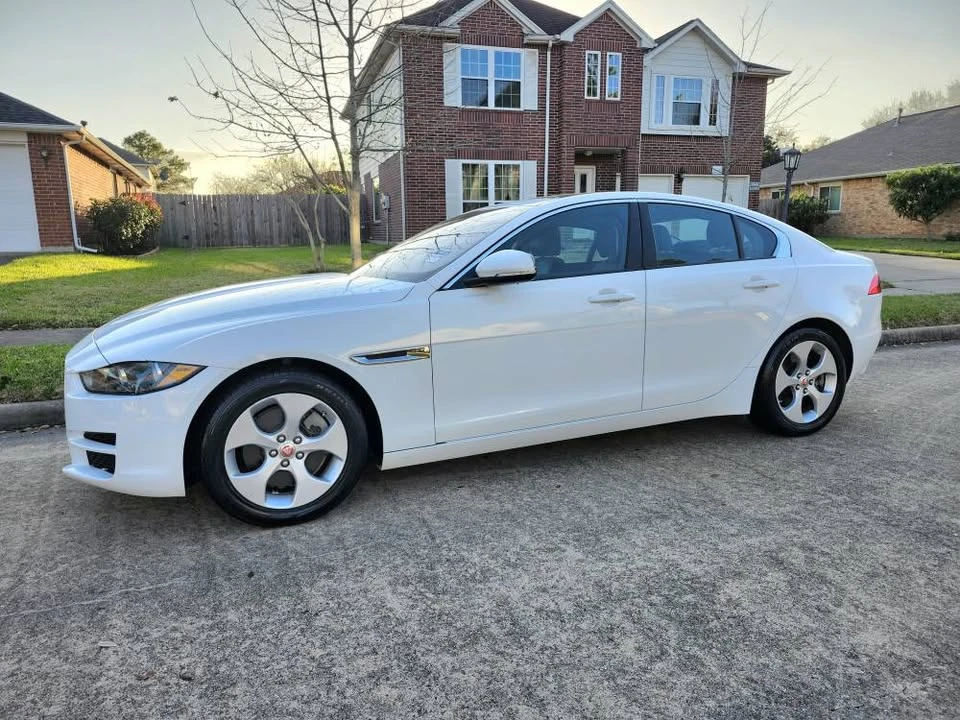 2017 Jaguar XE - Image 11 of 21