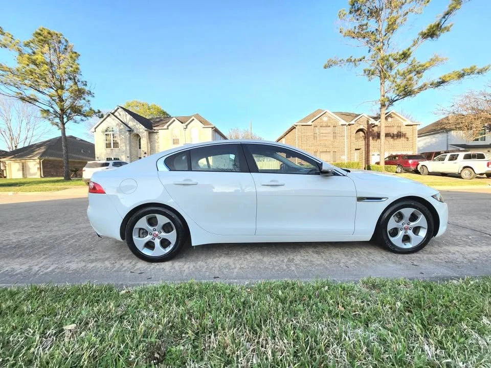 2017 Jaguar XE - Image 9 of 21