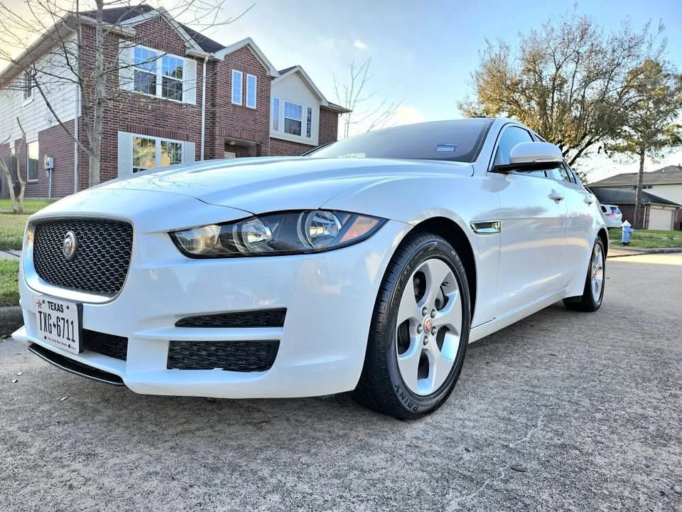 2017 Jaguar XE - Image 2 of 21