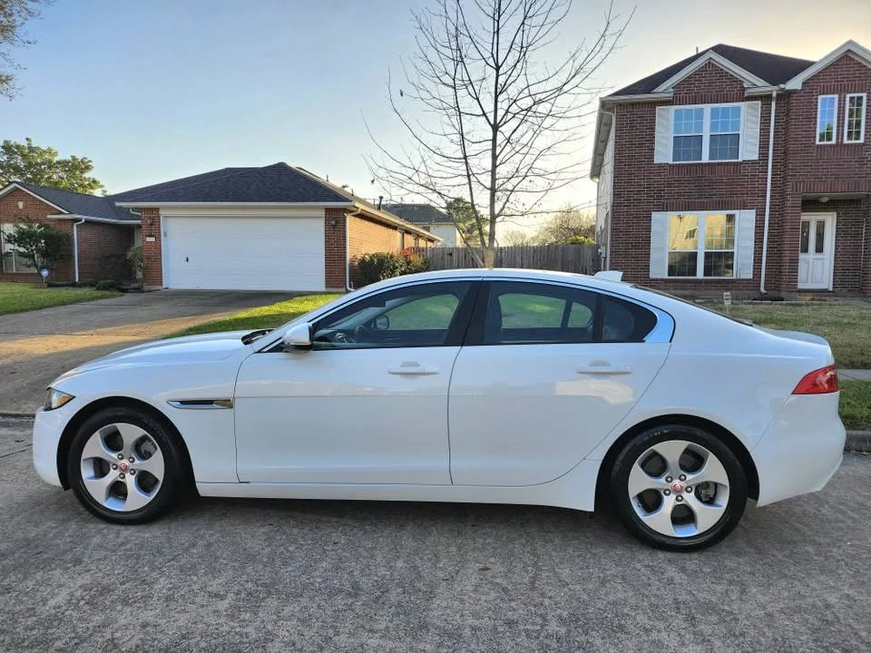 2017 Jaguar XE - Image 10 of 21