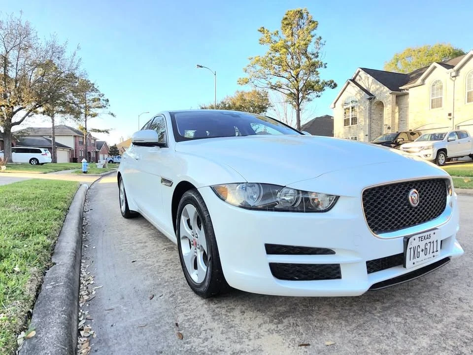 2017 Jaguar XE - Image 4 of 21