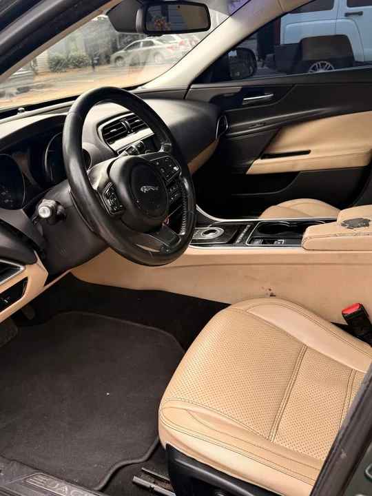 2017 Jaguar XE - Image 7 of 7
