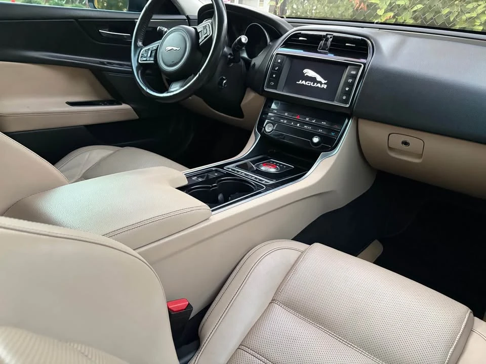 2017 Jaguar XE - Image 4 of 15