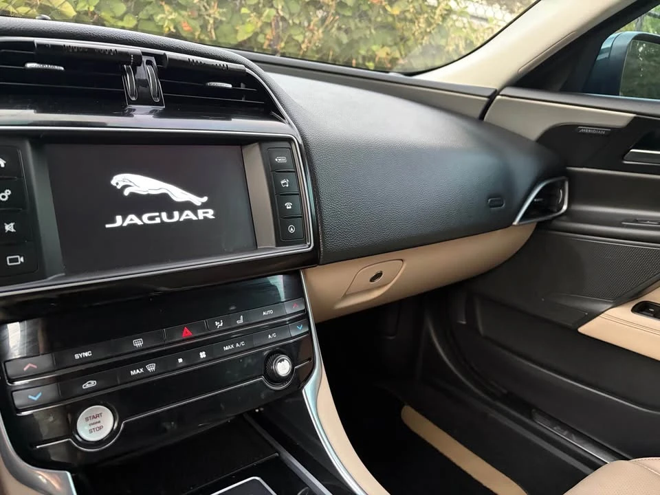 2017 Jaguar XE - Image 10 of 15