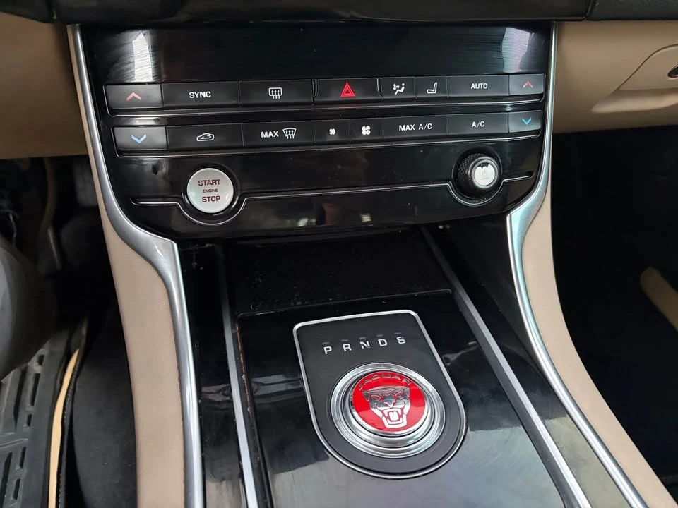 2017 Jaguar XE - Image 8 of 15