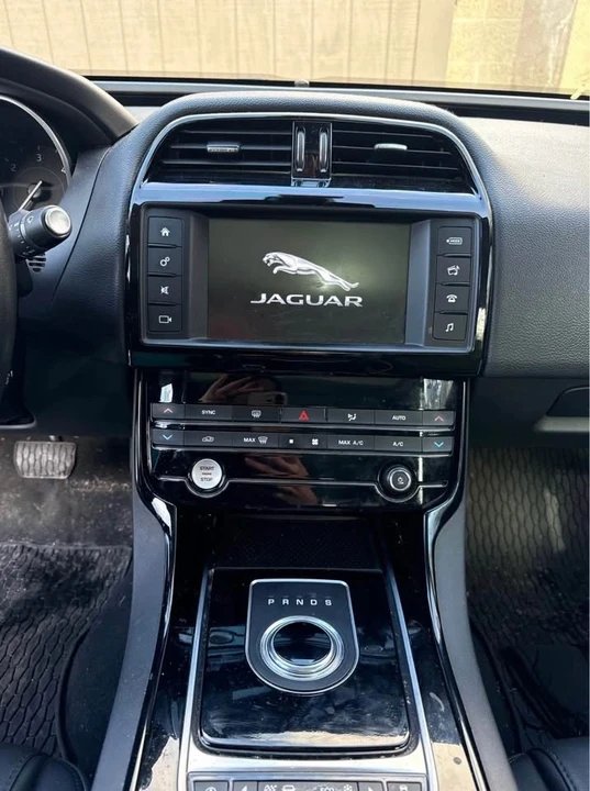 2017 Jaguar XE - Image 4 of 4